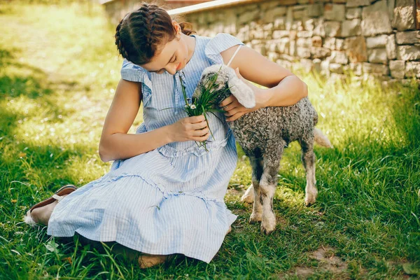 Mooi meisje met geit — Stockfoto