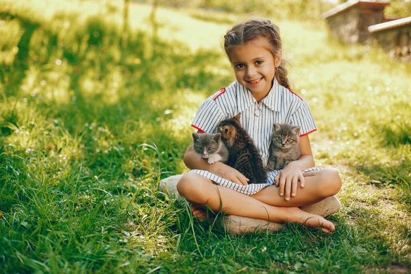 Mooi meisje met katten — Stockfoto