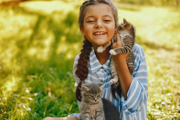 Mooi meisje met katten — Stockfoto