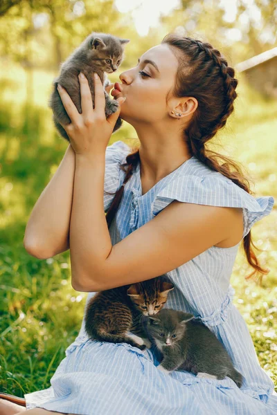 Hermosa chica con gatos — Foto de Stock