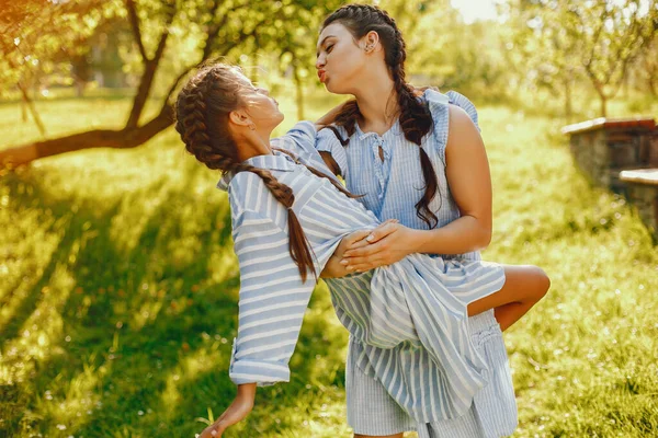 Hermosa madre con bonita hija — Foto de Stock