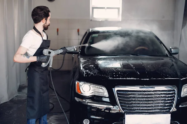Seorang pria mencuci mobilnya di garasi — Stok Foto