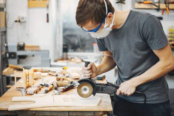 De timmerman werkt met een boom — Stockfoto