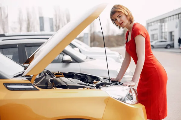 Femme élégante et élégante dans un salon de voiture — Photo