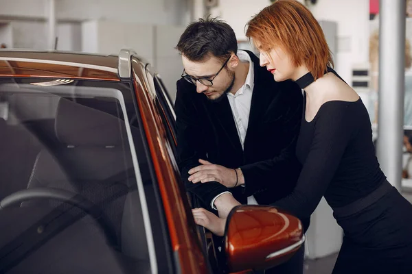 Couple élégant et élégant dans un salon de voiture — Photo