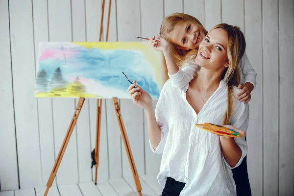 Beautiful mom and daughter are drawing — Stock Photo, Image