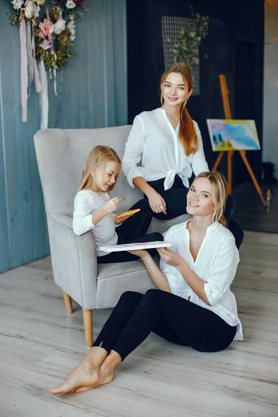 Hermosa mamá y su hija están dibujando — Foto de Stock