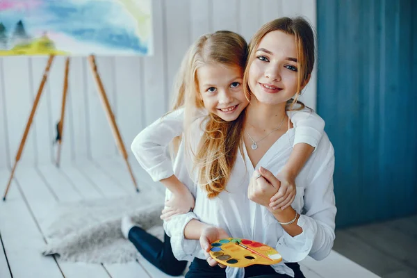 Schöne Mutter und Tochter zeichnen — Stockfoto