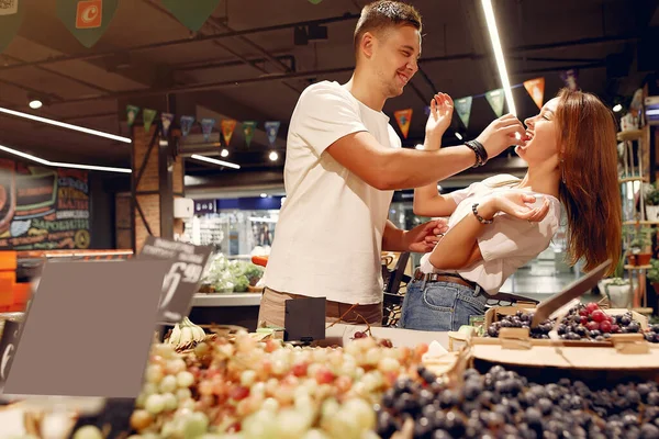 Pareja joven shoppong en el supermercado —  Fotos de Stock