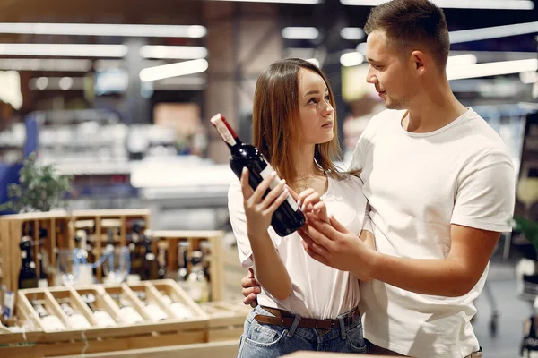 Casal jovem shoppong no supermercado — Fotografia de Stock