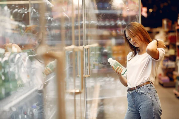 Mujer joven shoppong en el supermercado — Foto de Stock