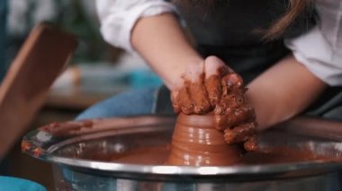 Kadın elleri çömlek çarkında çalışıyor ve esrar yapıyor.