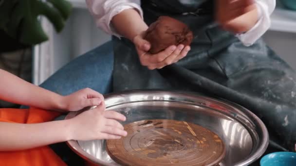 Close-up van vrouw en klein meisje werken in aardewerk workshop — Stockvideo