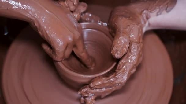 Kvinnliga händer arbetar på keramik hjul och göra potten — Stockvideo