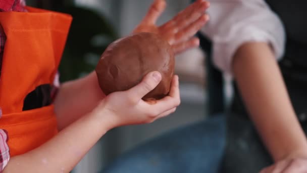 Primo piano di donna e bambina che lavorano nel laboratorio di ceramica — Video Stock