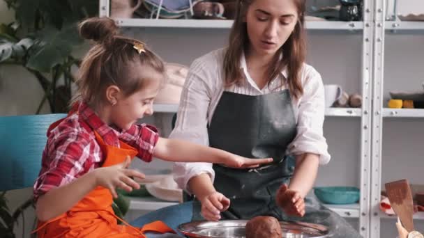 Artista della ceramica insegnare ai bambini come creare ceramiche — Video Stock