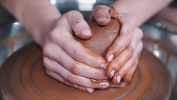 Manos de mujer trabajando en rueda de cerámica y haciendo olla — Vídeo de stock