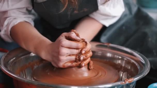 Vrouw handen werken op aardewerk wiel en het maken van pot — Stockvideo