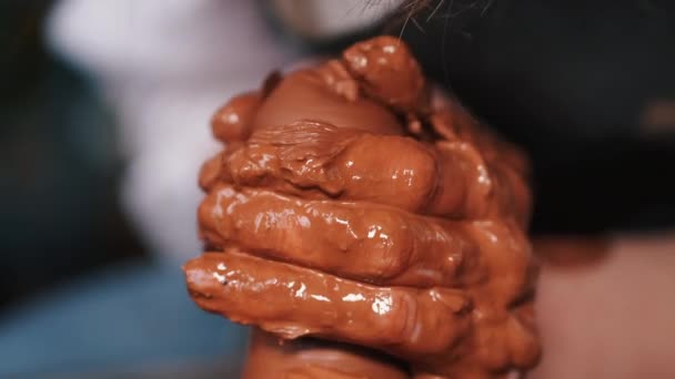 Manos de mujer trabajando en rueda de cerámica y haciendo olla — Vídeos de Stock