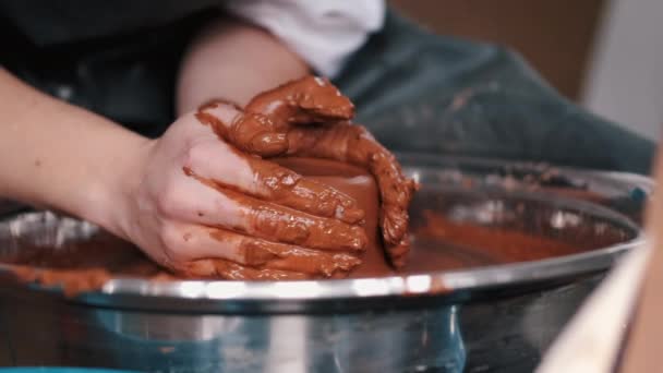 Γυναικεία χέρια που εργάζονται σε κεραμικό τροχό και καθιστώντας κατσαρόλα — Αρχείο Βίντεο