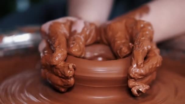 Femme mains travaillant sur la roue de poterie et la fabrication de pot — Video