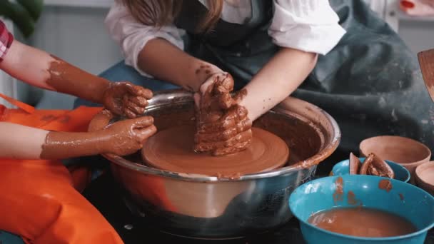 Primo piano delle mani che creano ceramica sopra la ruota dei vasai — Video Stock