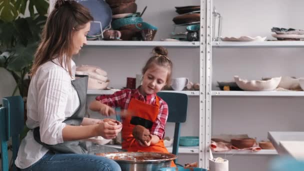 Artista della ceramica insegnare ai bambini come creare ceramiche — Video Stock