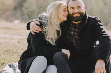 Güzel bir çift sonbahar tarlasında vakit geçirir.