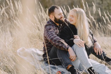 Güzel bir çift sonbahar tarlasında vakit geçirir.