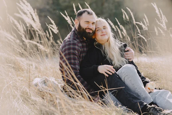 Belo casal passar o tempo em um campo de outono — Fotografia de Stock