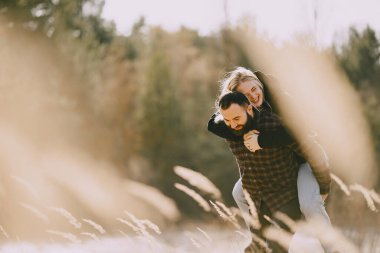 Güzel bir çift sonbahar tarlasında vakit geçirir.