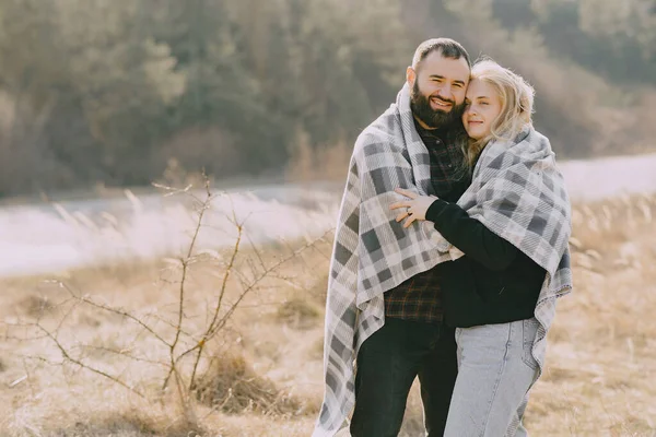 Belo casal passar o tempo em um campo de outono — Fotografia de Stock