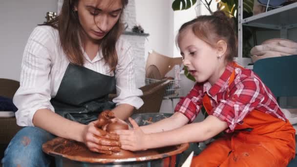 Ceramic artist teaching kid how to create ceramics — Stock Video