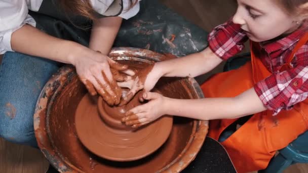 Artysta ceramiczny uczy dziecko, jak tworzyć ceramikę — Wideo stockowe