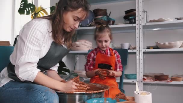 Artista de cerâmica ensinar menina como criar cerâmica — Vídeo de Stock