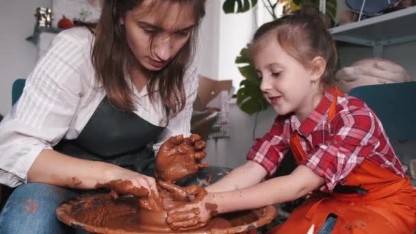 여자 아이에게 도자기만드는 법을 가르치는 도자기 미술가 — 비디오
