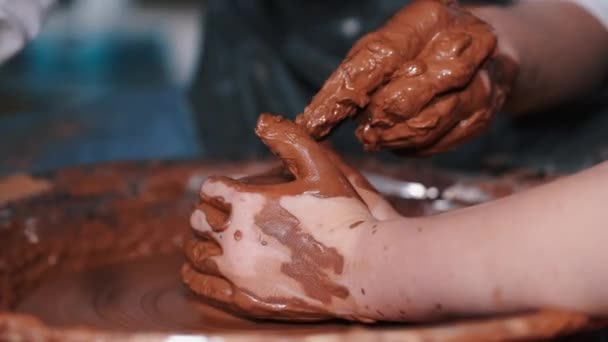 在陶瓷轮上制造陶瓷的手的闭合 — 图库视频影像
