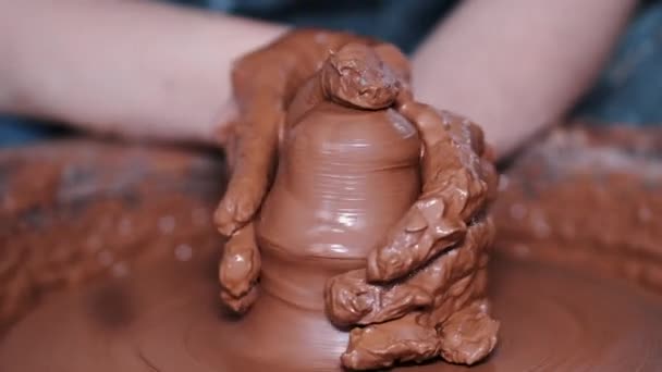 Vrouw handen werken op aardewerk wiel en het maken van pot — Stockvideo