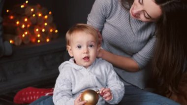 Anneleri küçük oğullarını okşarken süslü odada.