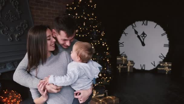 Portret van jonge ouders met zoontje in versierde kamer — Stockvideo