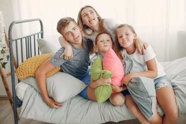 Güzel aile evde iyi eğlenceler.
