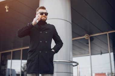 Bir yaz şehirde yakışıklı businesman