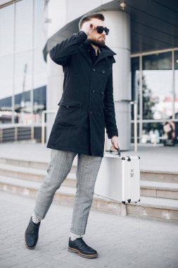 Bir yaz şehirde yakışıklı businesman