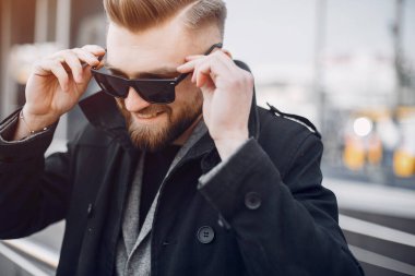 Bir yaz şehirde yakışıklı businesman