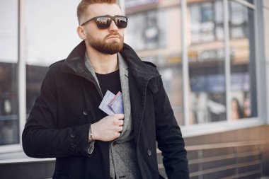 Bir yaz şehirde yakışıklı businesman