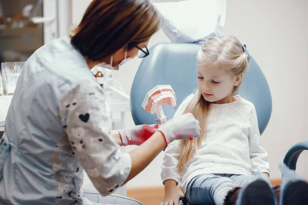 Süßes kleines Mädchen sitzt in der Zahnarztpraxis — Stockfoto