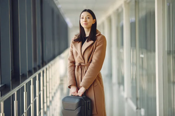 Woman with suitcase at the airport — Stock Photo, Image