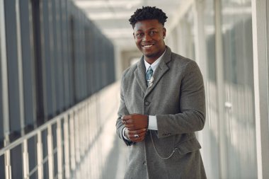 Ofisteki zarif siyah adam.