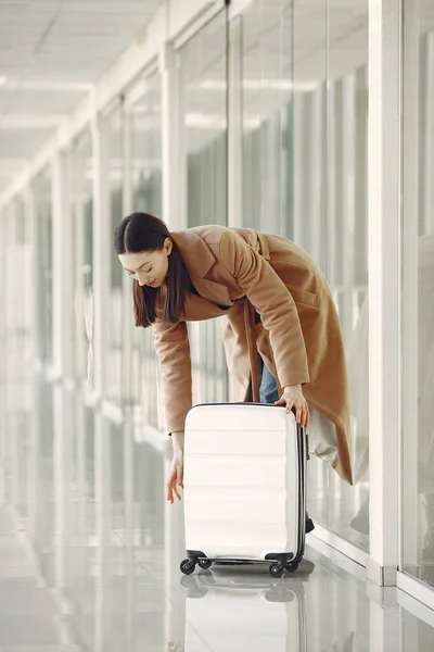Γυναίκα με βαλίτσα στο αεροδρόμιο — Φωτογραφία Αρχείου