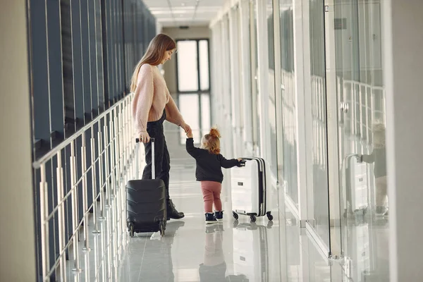 Madre con hija en el aeropuerto — Foto de Stock